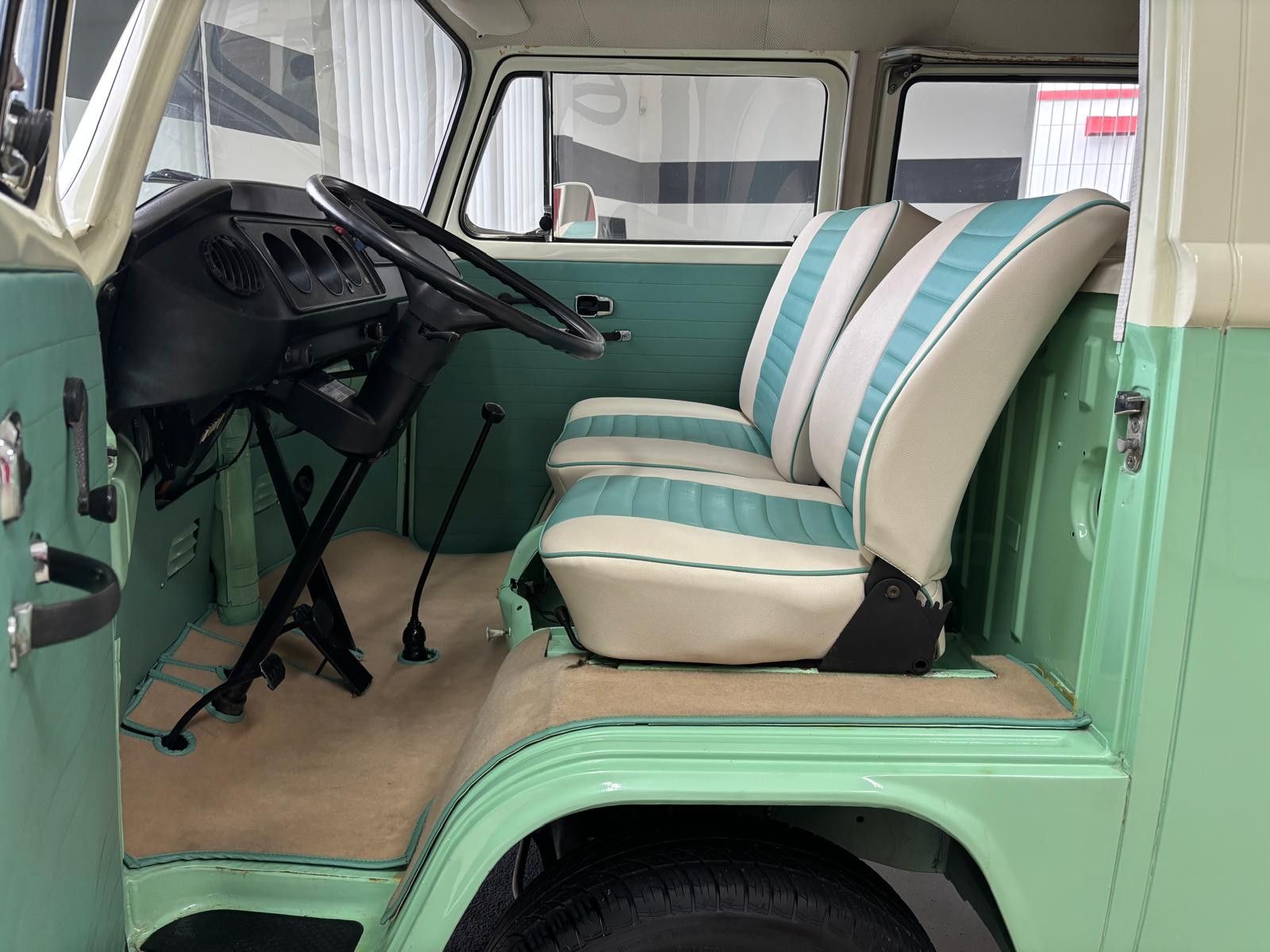 Fahrzeugabbildung Volkswagen T2 Fensterbus 9 Sitzer H-Zulassung frame off
