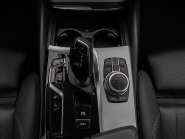 Fahrzeugabbildung BMW 530e xD Pano Kamera DAB HiFi Adapt. Fahrwerk 19"