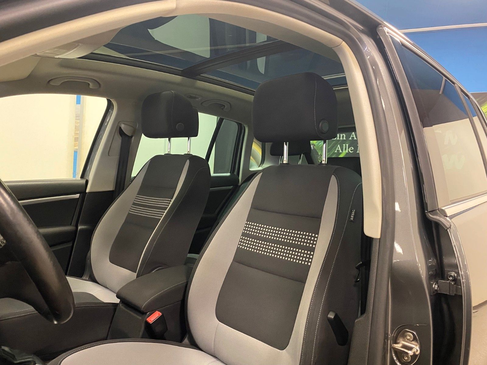 Fahrzeugabbildung Volkswagen Tiguan 2.0 TSI DSG 4MOTION LIFE+1.HAND+Bi-XENON+