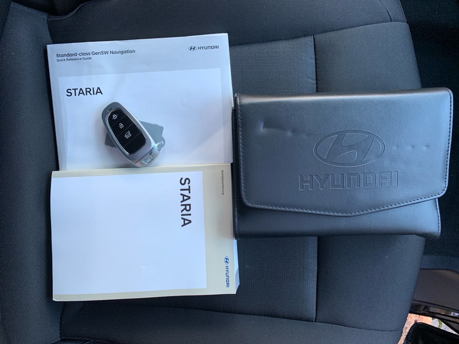 Fahrzeugabbildung Hyundai STARIA 2.2 CRDi Trend 8-AT 9-Sitzer ParkPak.