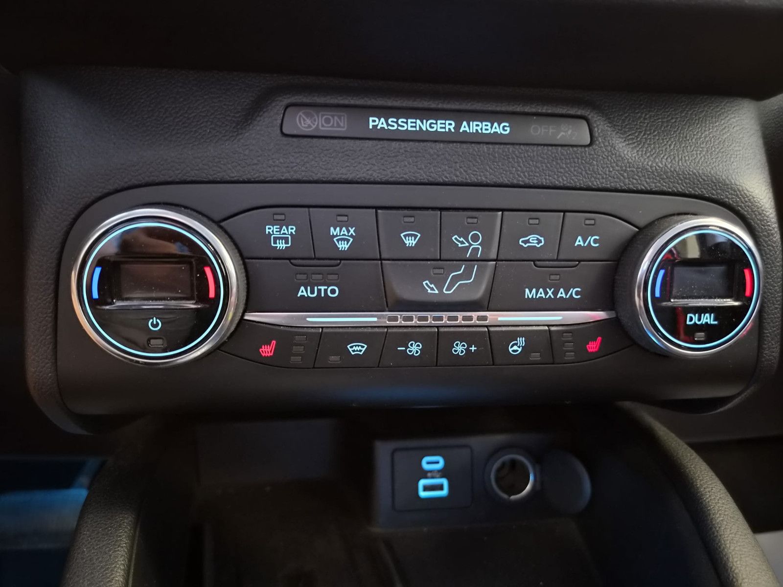 Fahrzeugabbildung Ford Kuga Plug-In Hybrid Titanium / SCHECKHEFT