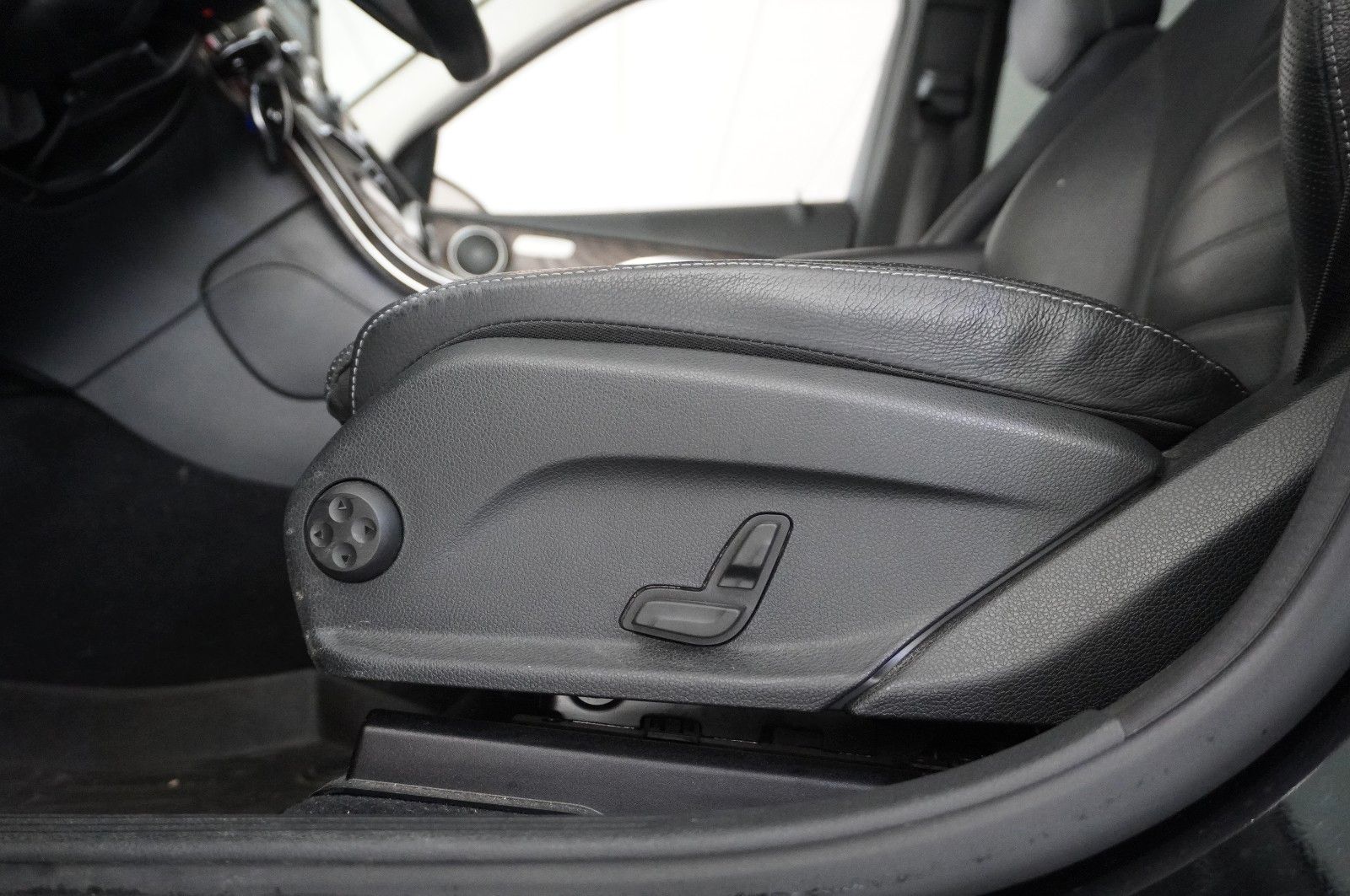 Fahrzeugabbildung Mercedes-Benz GLC 250D EXCLUSIVE 4M 9G-TRONIC NAVI/LED/SPORT