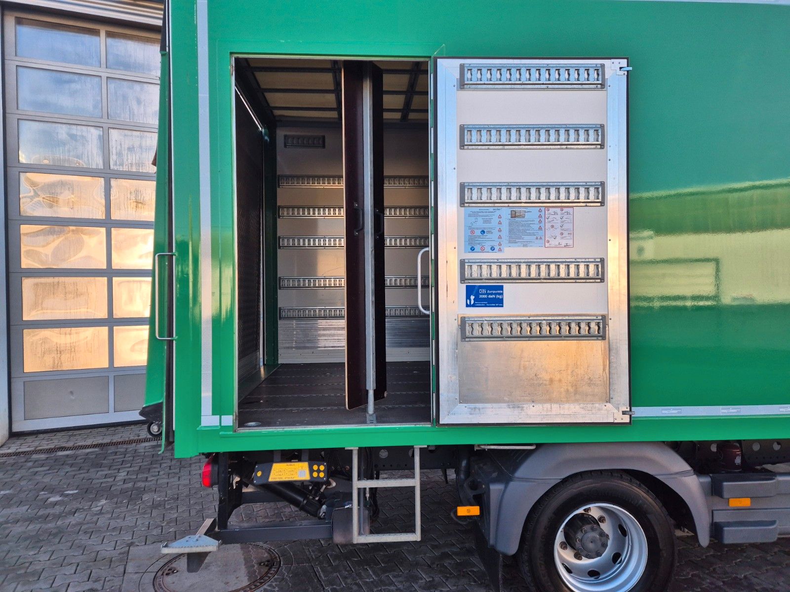 Fahrzeugabbildung Mercedes-Benz Atego 1223 L LBW 2.000kg Tür Spoiler Klima