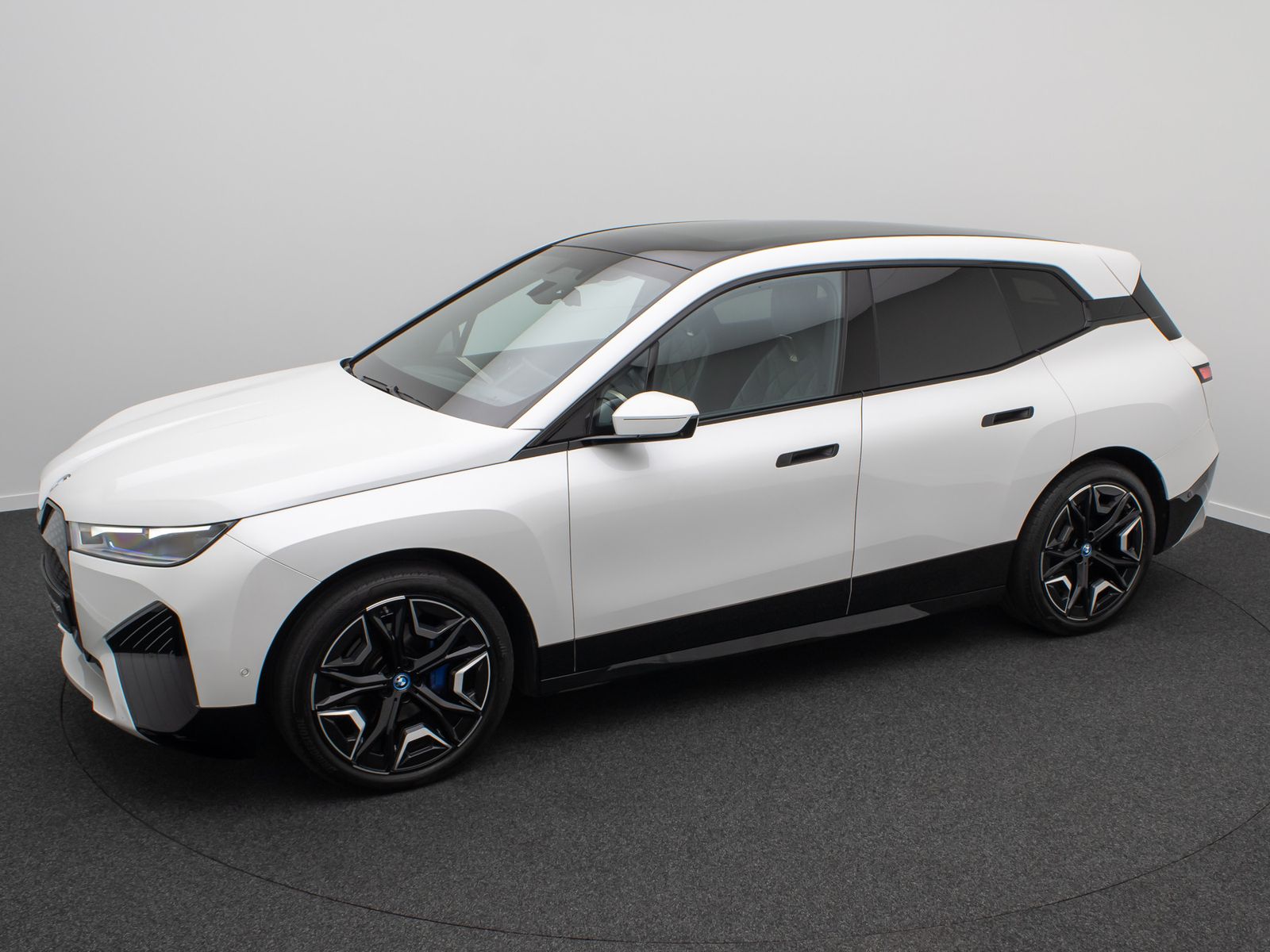 Fahrzeugabbildung BMW iX xD40 Sport 360&deg;SkyLounge DAB Laser H/K 22Zoll