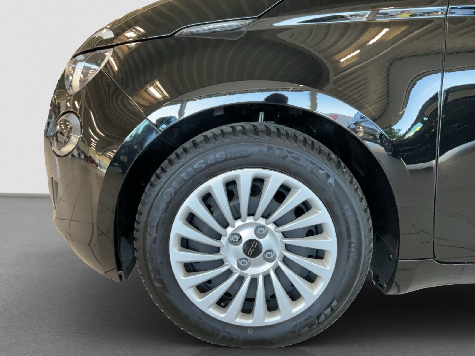 Fahrzeugabbildung Fiat 500e + Radio- & Winterpaket