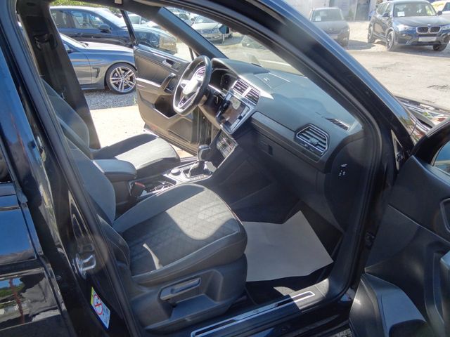 Fahrzeugabbildung Volkswagen Tiguan Allspace R-Line/4x4/HUD/Pano/Matrix/AHK/