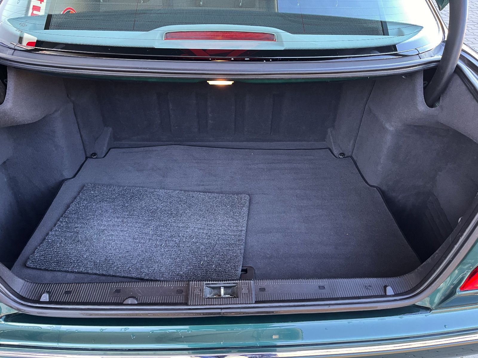 Fahrzeugabbildung Mercedes-Benz E 240 ELEGANCE