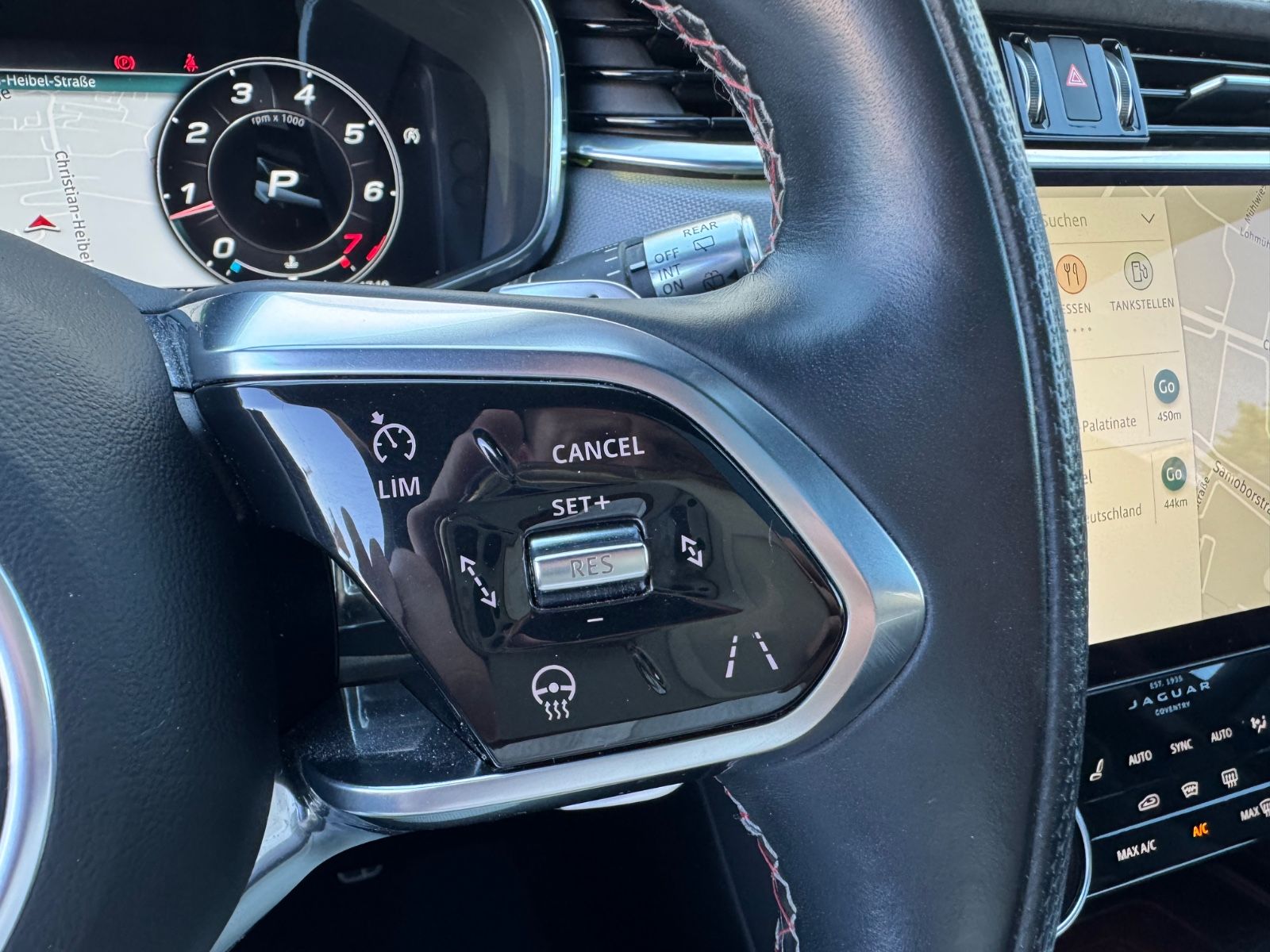 Fahrzeugabbildung Jaguar F-PACE SVR /PANO/MERIDIAN/360°KAM/HUD/AMBIENTE