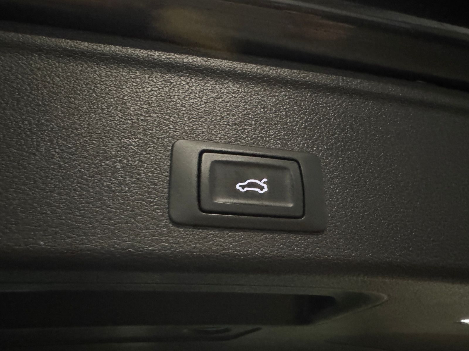 Fahrzeugabbildung Audi A4 Avant DESIGN S-TRONIC PANO STHD AHK LEDER