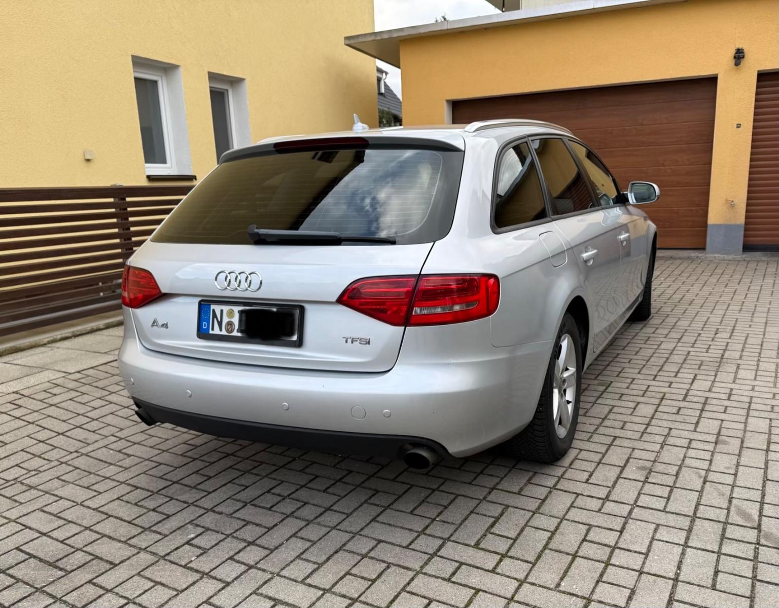 Audi A4 2011 — салон