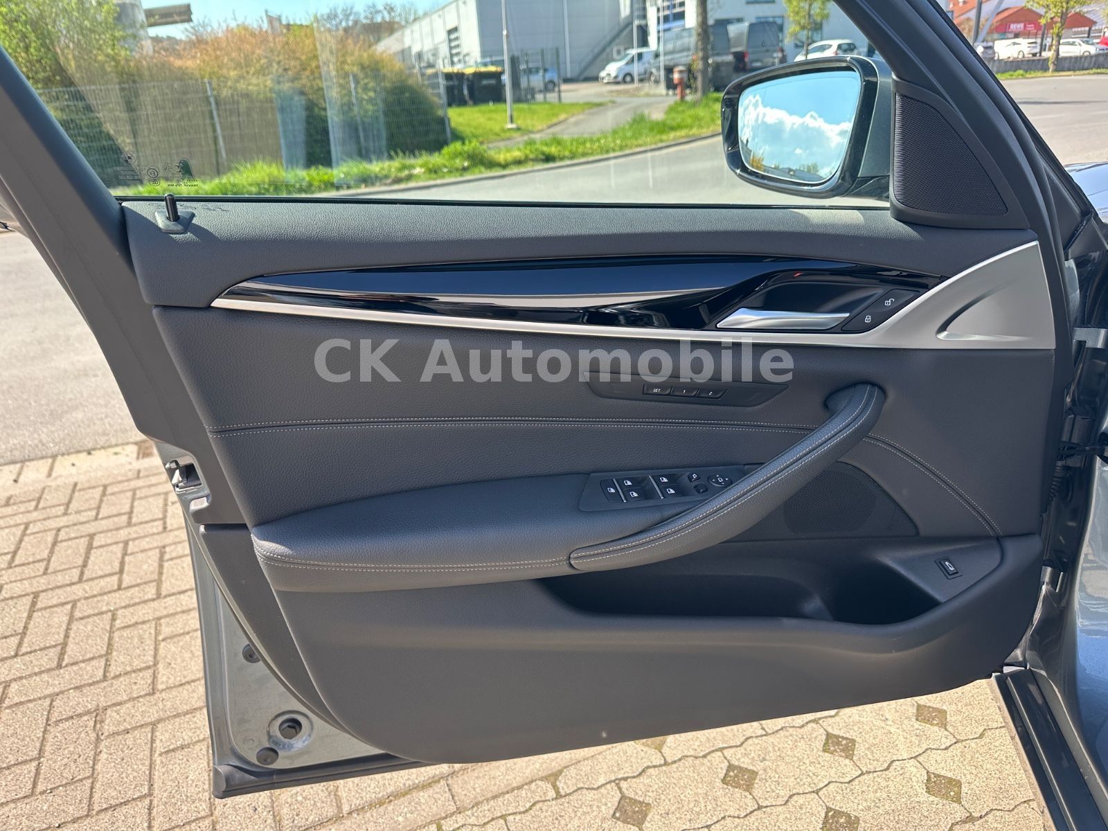 Fahrzeugabbildung BMW 530 i Lim. xDrive Sport Line/Navi/Leder/LED/Kam.