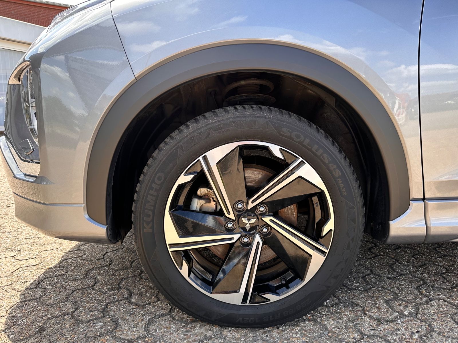 Fahrzeugabbildung Mitsubishi Eclipse Cross 2.4 Hybrid 4WD Select AHK/ACC/360°