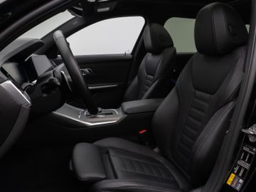 Fahrzeugabbildung BMW 330e M Sport Panorama Kamera HUD DAB HiFi Komfor