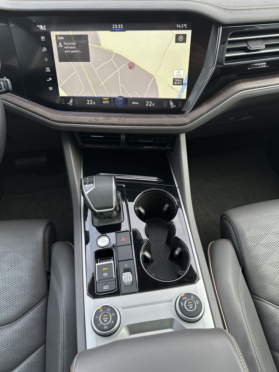 Fahrzeugabbildung Volkswagen Touareg 3.0 TSI 4M Atmosphere NAV+LED+KAM+PANORA