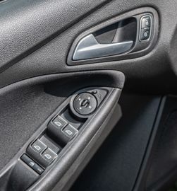 Fahrzeugabbildung Ford Focus Turnier ST-Line |NAVI|PDC|SHZ|AHK