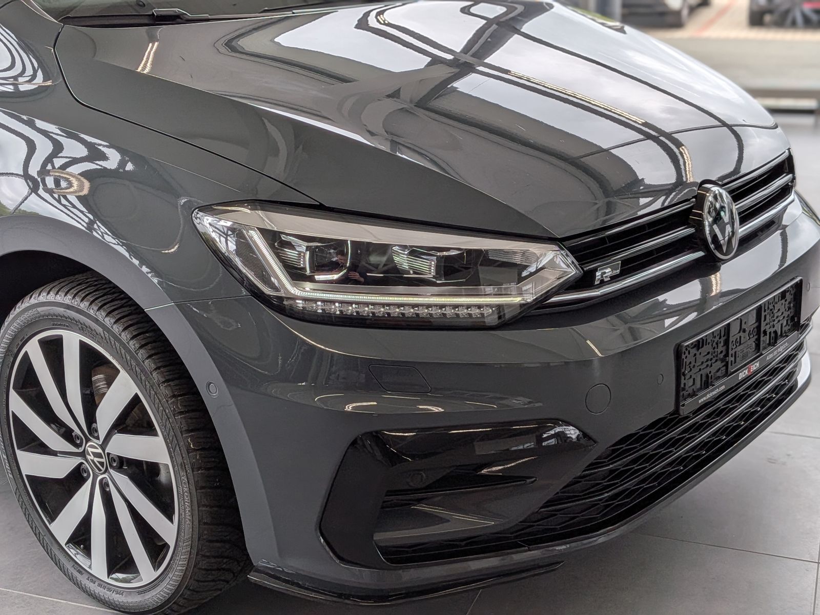 Fahrzeugabbildung Volkswagen Touran 2.0 DSG R-Line High Pano 7-Si IQ AHK VOLL