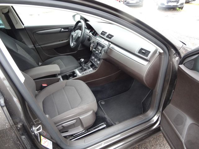 Fahrzeugabbildung Volkswagen Passat Lim. Comfort/Xenon/Navi/140PS/2.Hd/