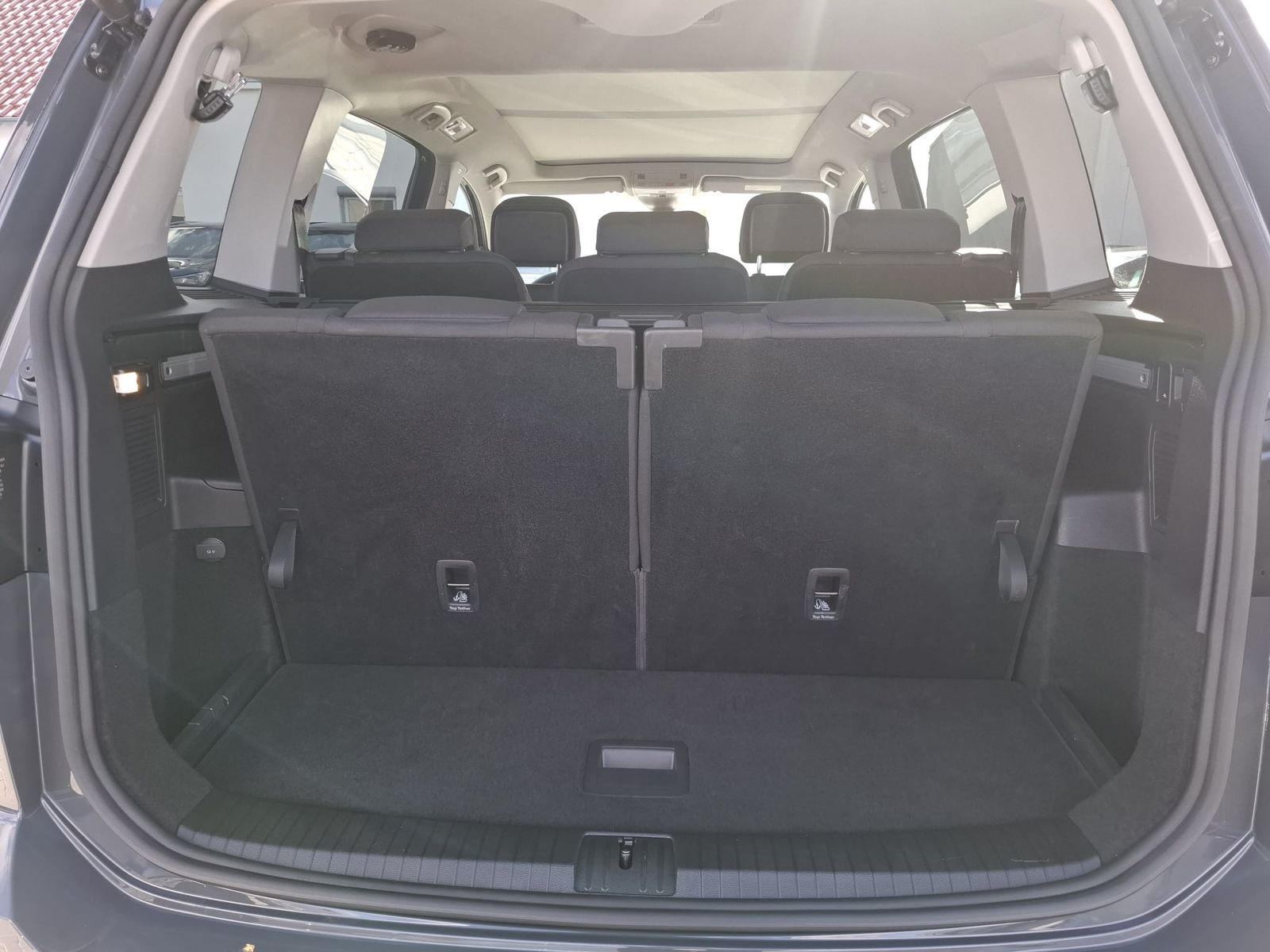 Fahrzeugabbildung Volkswagen Touran 2.0 DSG R-Line High BLACK Pano 7Si IQ AHK