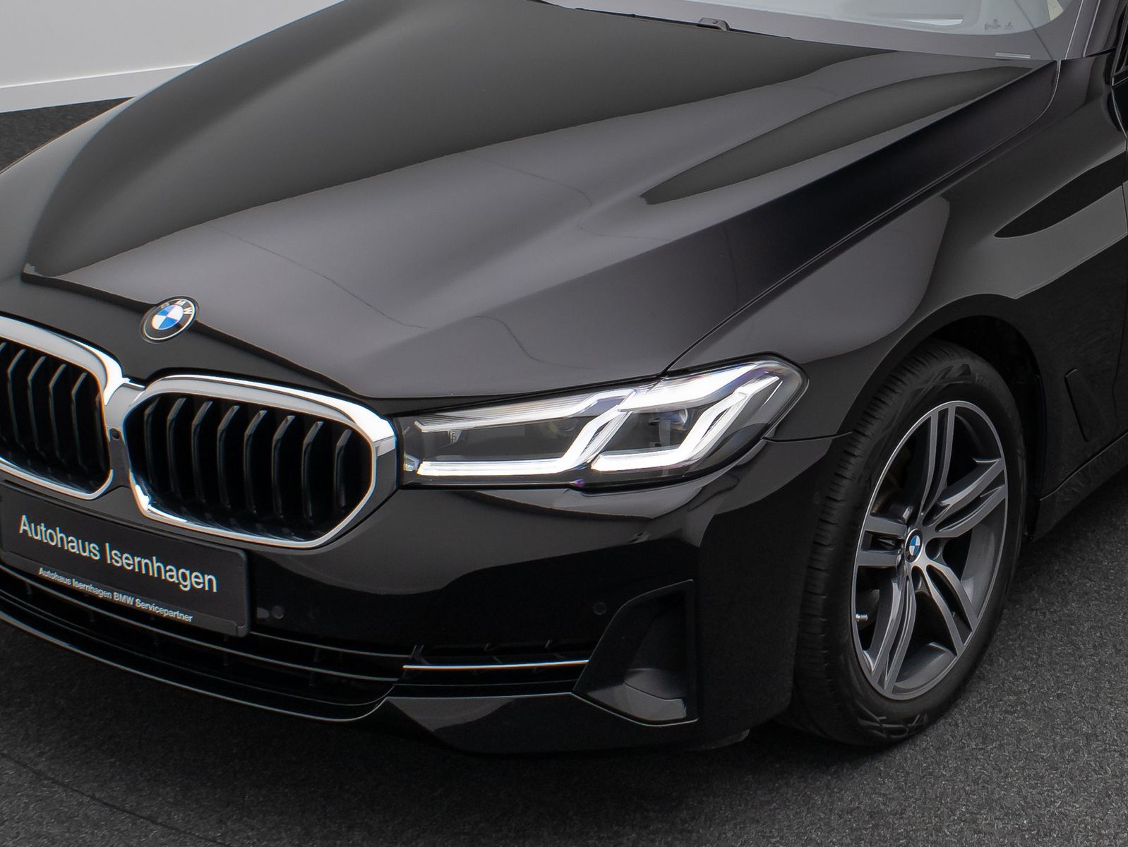 Fahrzeugabbildung BMW 520d Panorama 360° HUD DAB Komfort Alarm AHK LED