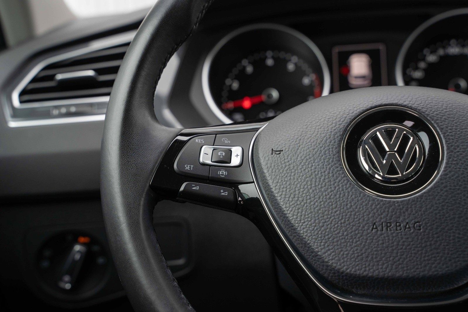 Fahrzeugabbildung Volkswagen TIGUAN 1.5 COMF KAM STHZ ERGO NAVI ACC KEYLESS