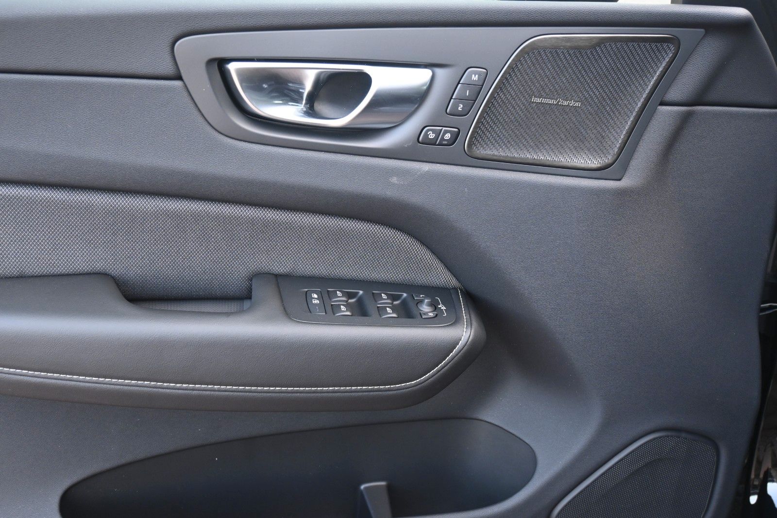 Fahrzeugabbildung Volvo XC60 B5 AWD Plus Dark*PANO*H&K*LUFT*LED*360°