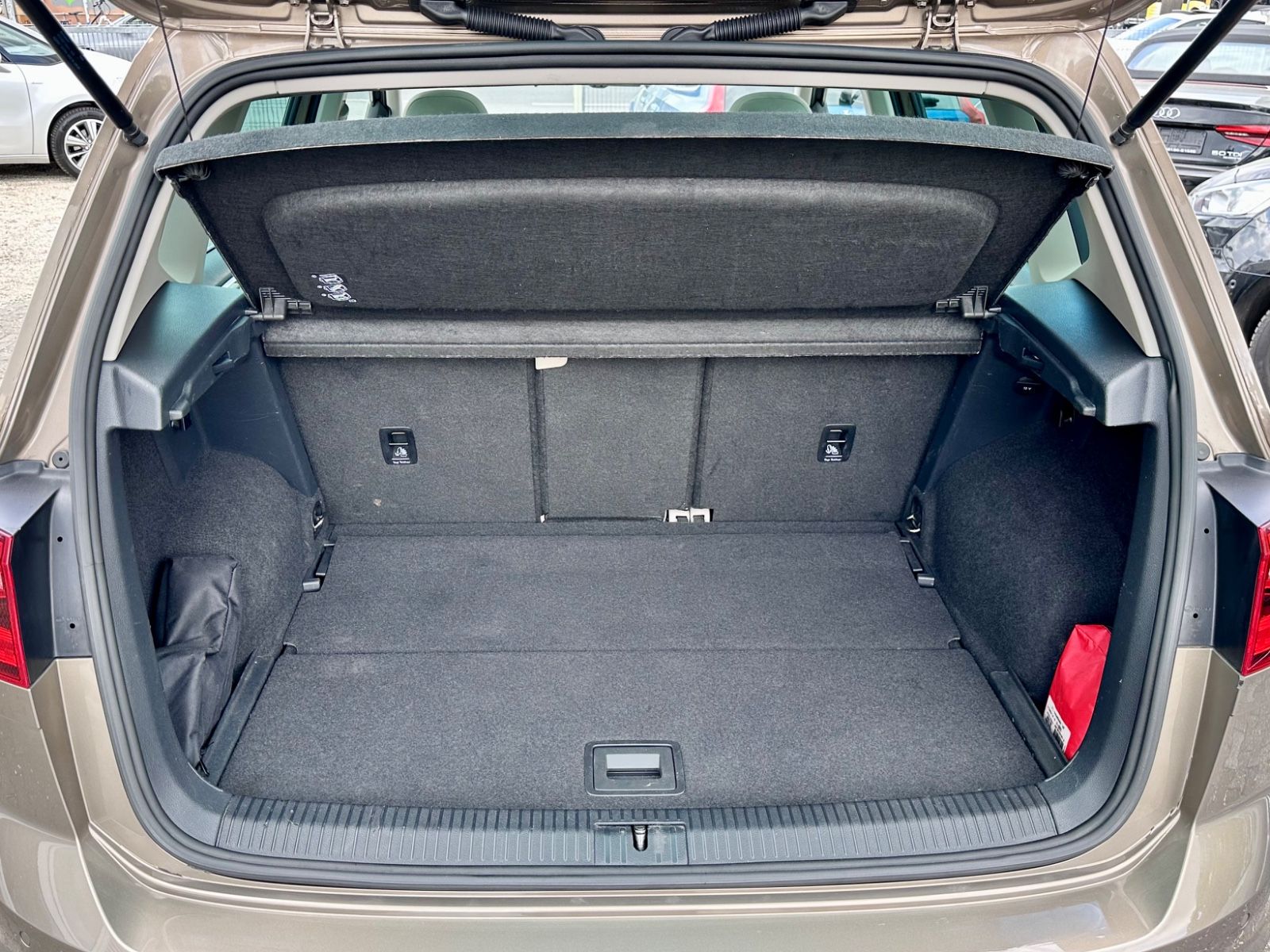Fahrzeugabbildung Volkswagen GOLF SPORTSVAN VII HIGHLINE*MOD.2016+PANO+AUTOM.