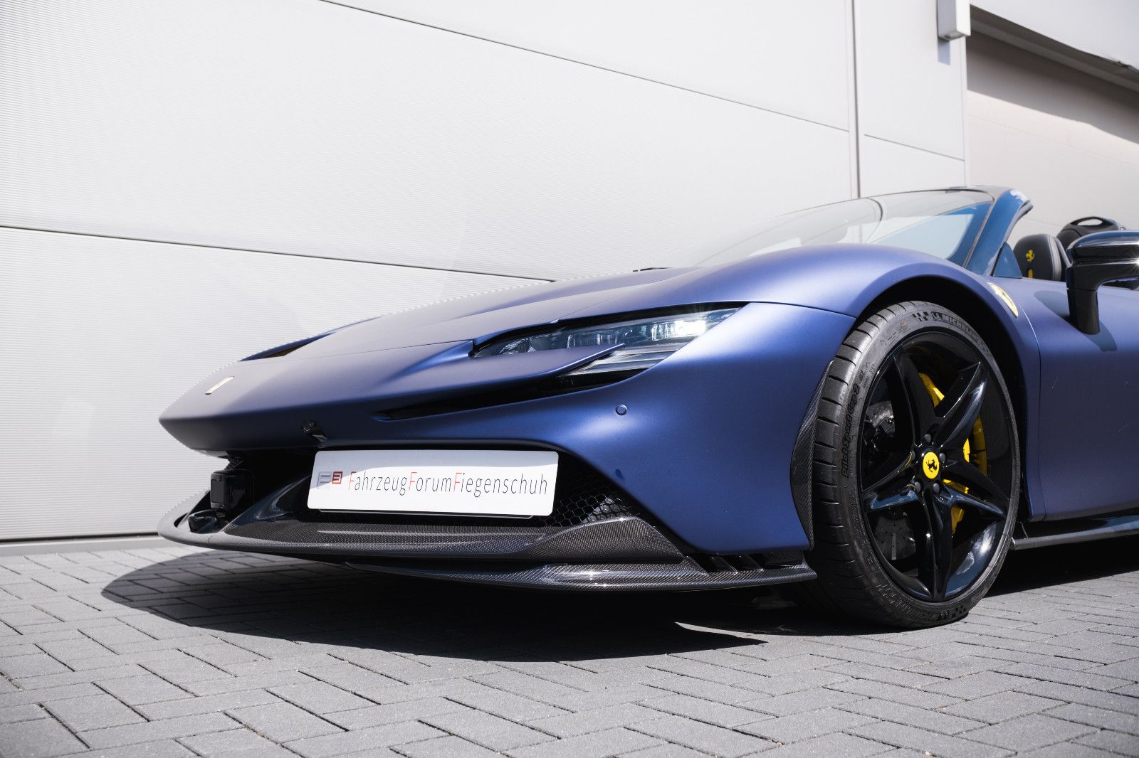 Fahrzeugabbildung Ferrari SF90 -Foliert-Lift-KarbonRacingSitze-JBL