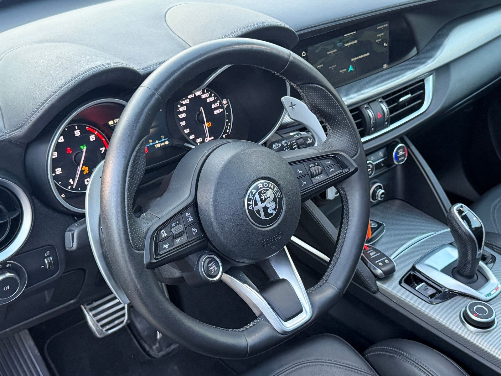 Fahrzeugabbildung Alfa Romeo Stelvio Veloce Q4/PANORAMA/H&K-SOUND/21''ZOLL