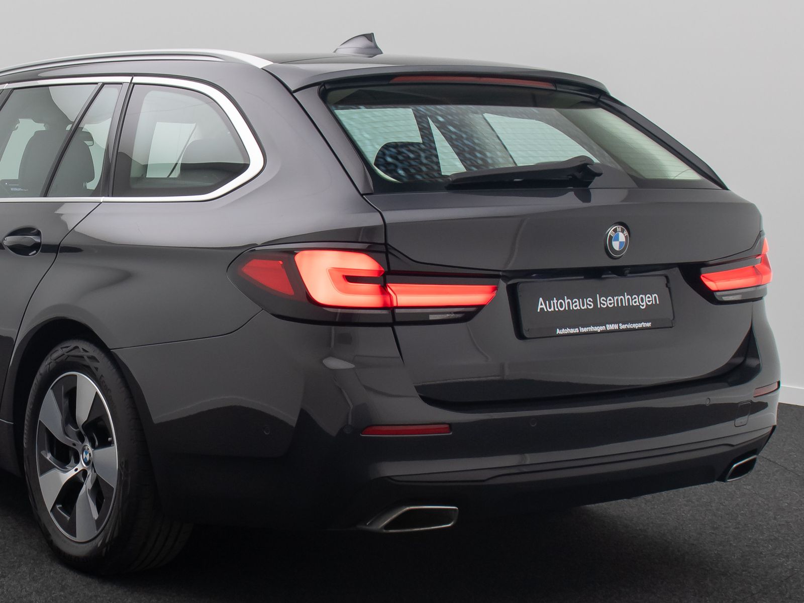 Fahrzeugabbildung BMW 520d xD  Kamera Laser HUD DAB AHK Komfort Alarm