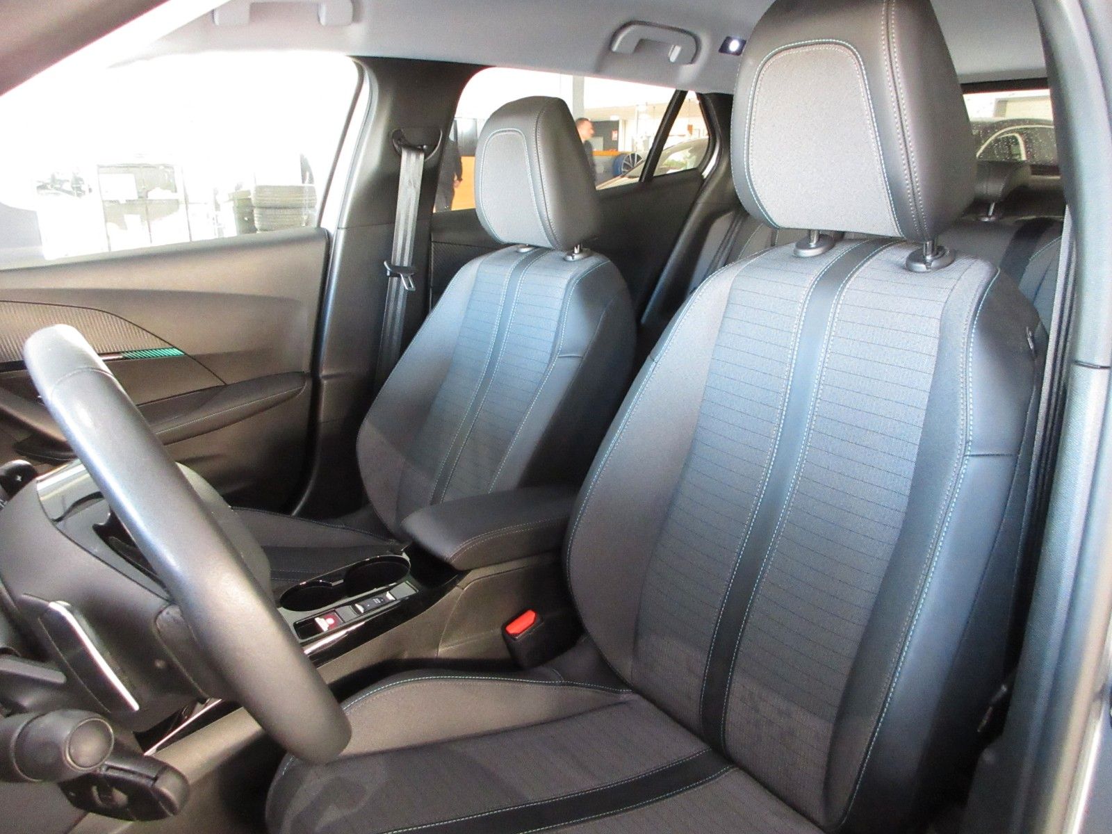 Fahrzeugabbildung Peugeot 2008 Allure 1.2T LED/NAVI/PDC/R´CAM/ALU