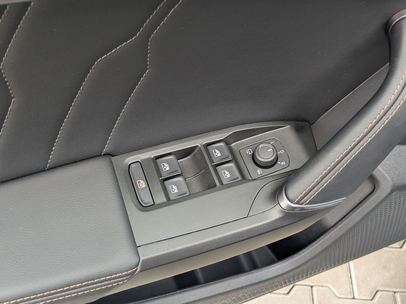 Fahrzeugabbildung CUPRA Leon 1.5 eTSI DSG MATRIX-LED*ACC*APP*KAMERA*18"