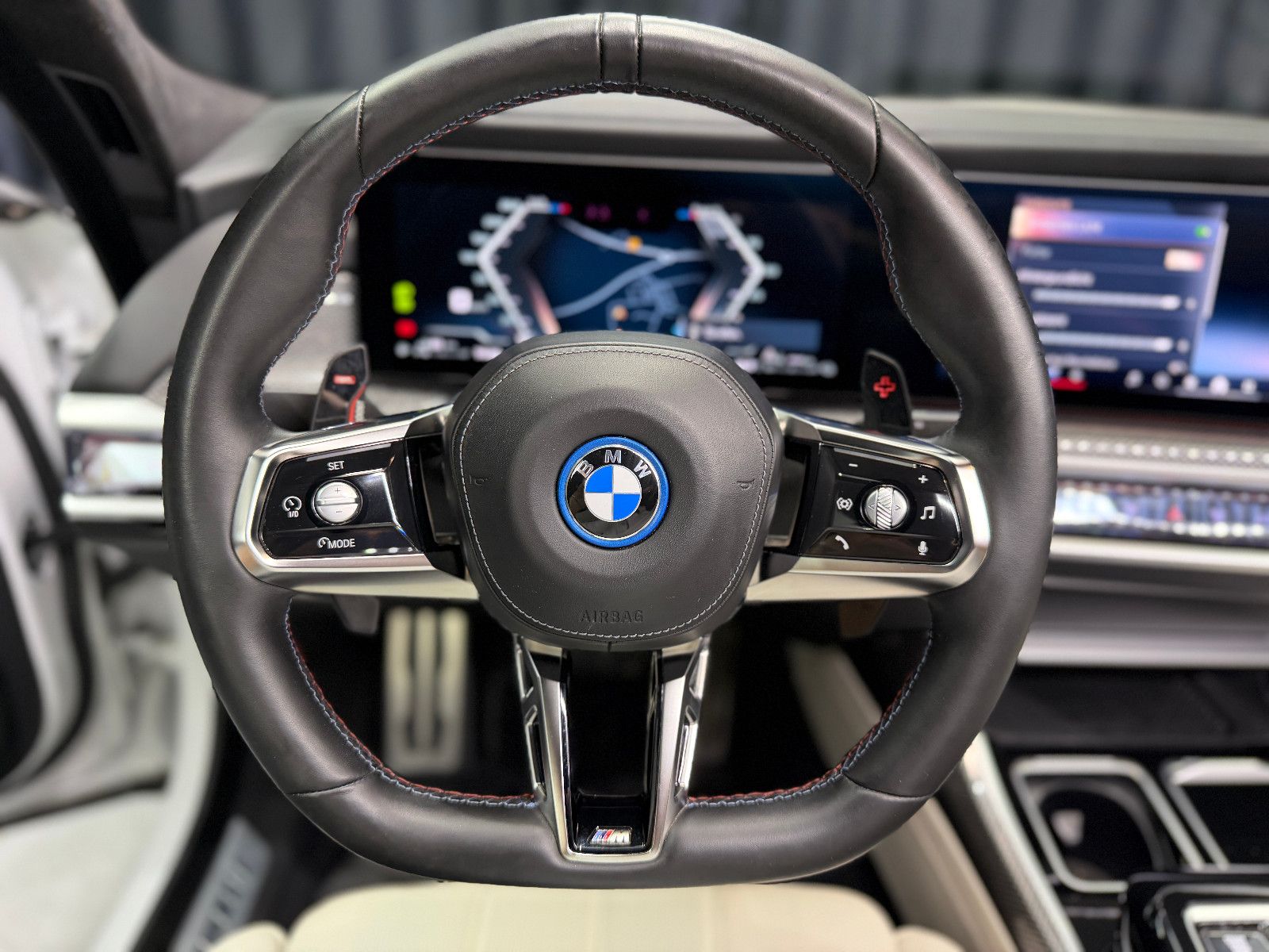 Fahrzeugabbildung BMW M760 e xDrive M-SPORT|TV|B&W|SKY-LOUNGE|MEGAVOLL