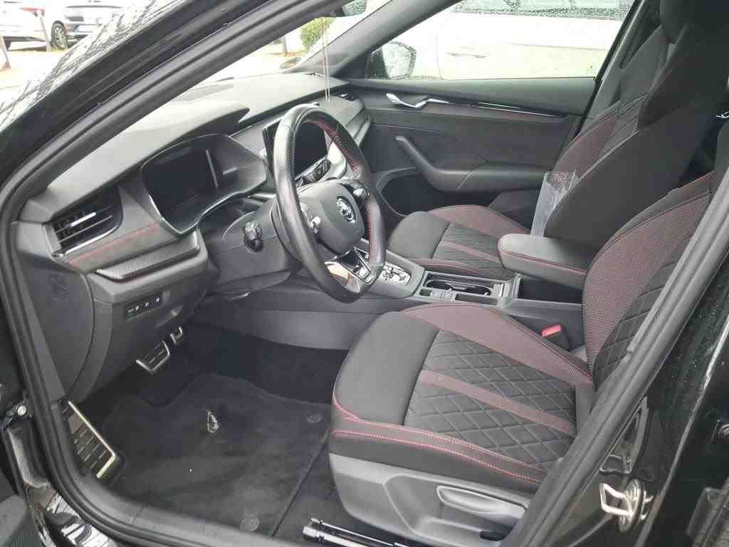 Fahrzeugabbildung SKODA Octavia Combi TDI RS DSG Standhzg. Matrix AHK Na