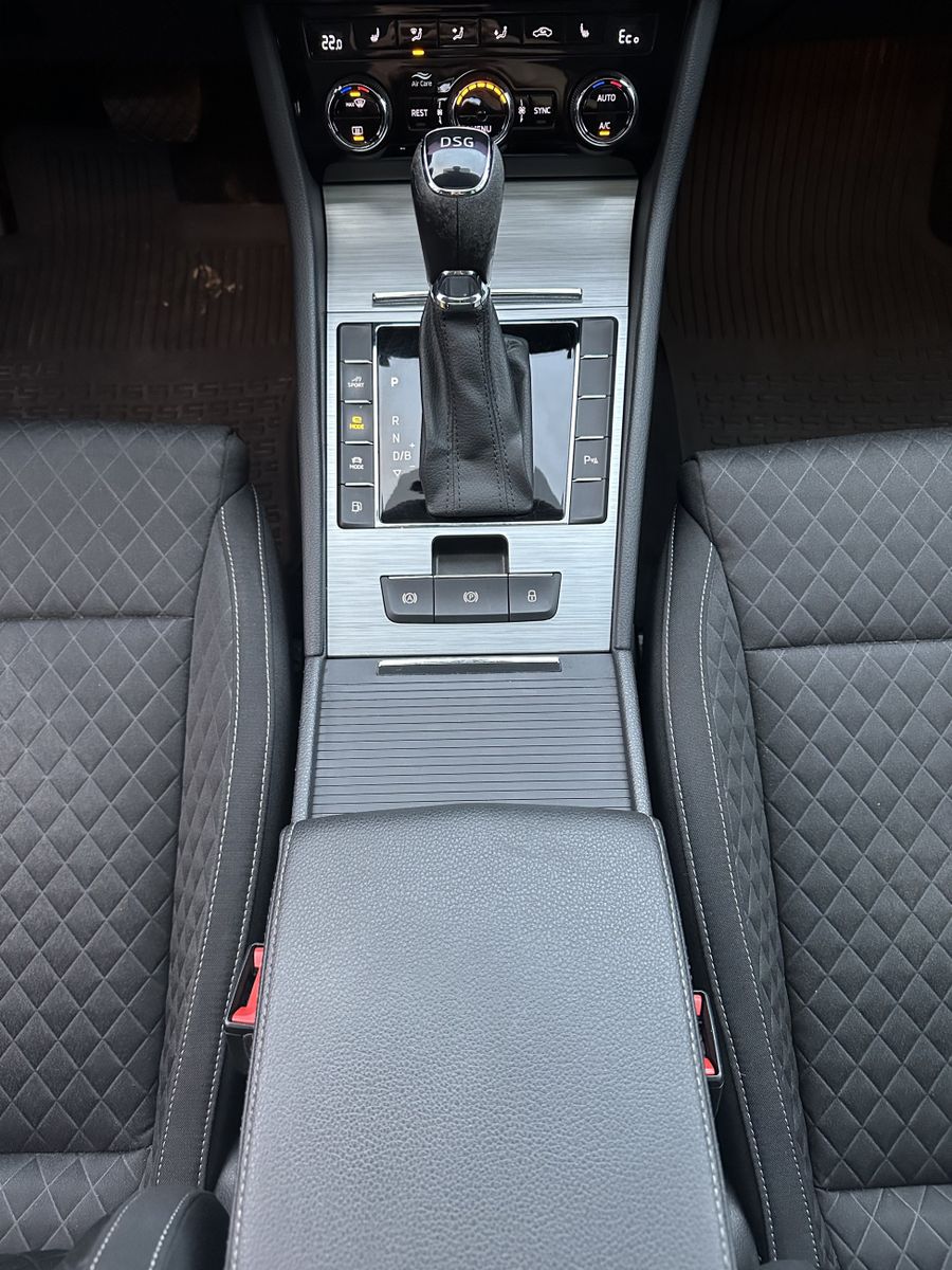 Fahrzeugabbildung SKODA Superb Combi iV 1.4 TSI NAV+LED+AHK+PANO+18ZO+PP