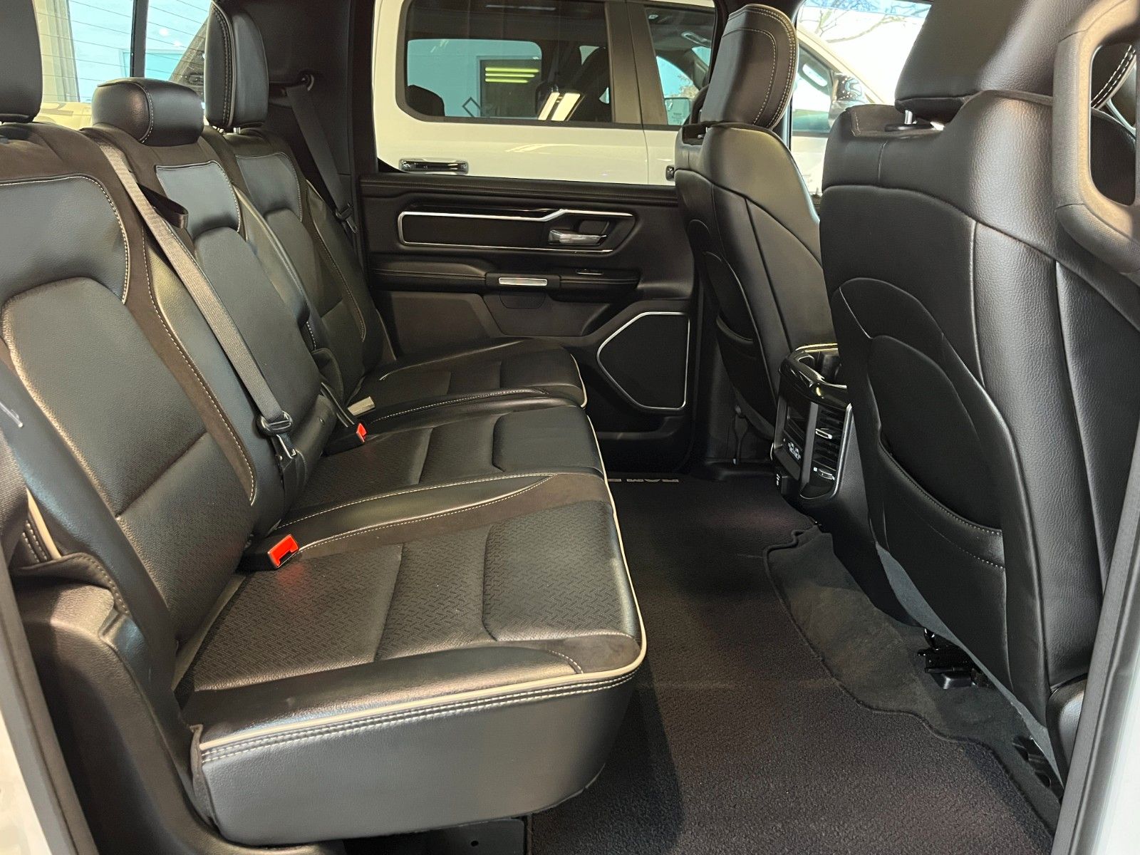 Fahrzeugabbildung Dodge RAM 1500 Crew Cab Laramie Night *Luftf.*Pano*LPG