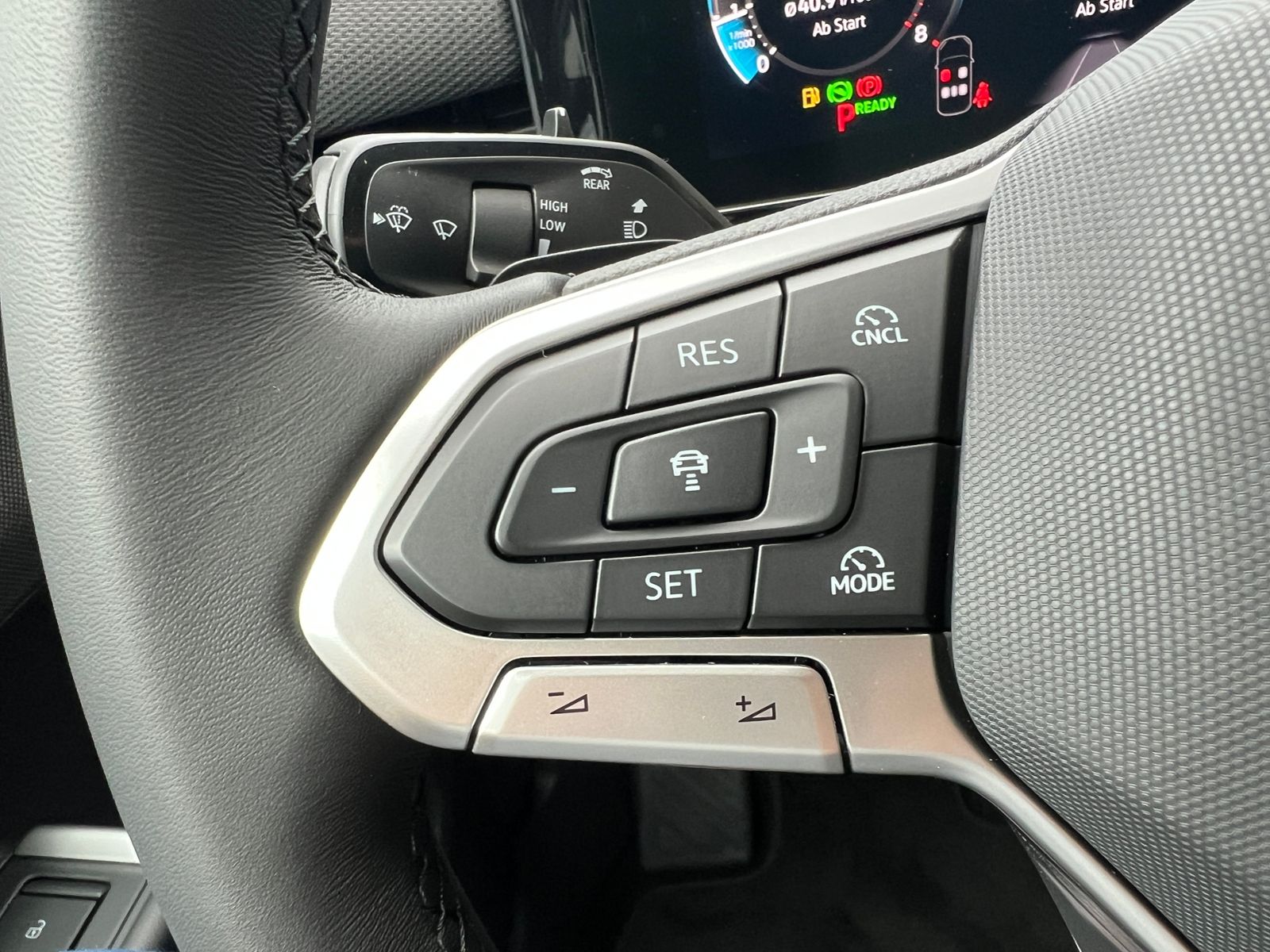 Fahrzeugabbildung Volkswagen T-Roc Life 1.5 eTSI DSG *AHK, Ganzjahresreifen,