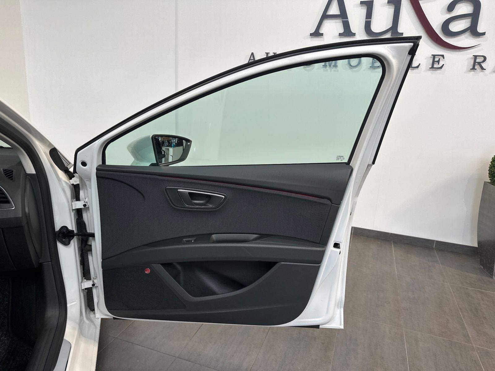 Fahrzeugabbildung SEAT Leon 1.5 TSI FR NAV+LED+SHZ+PANO+DAB+BEATS+18Zo