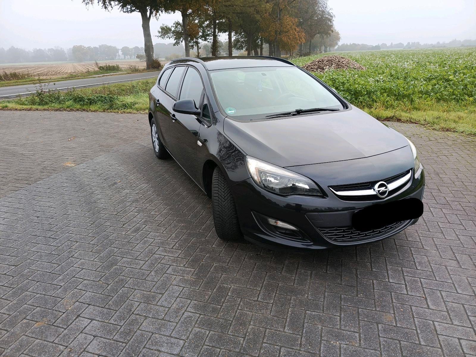 Opel Astra 2015 — rear view