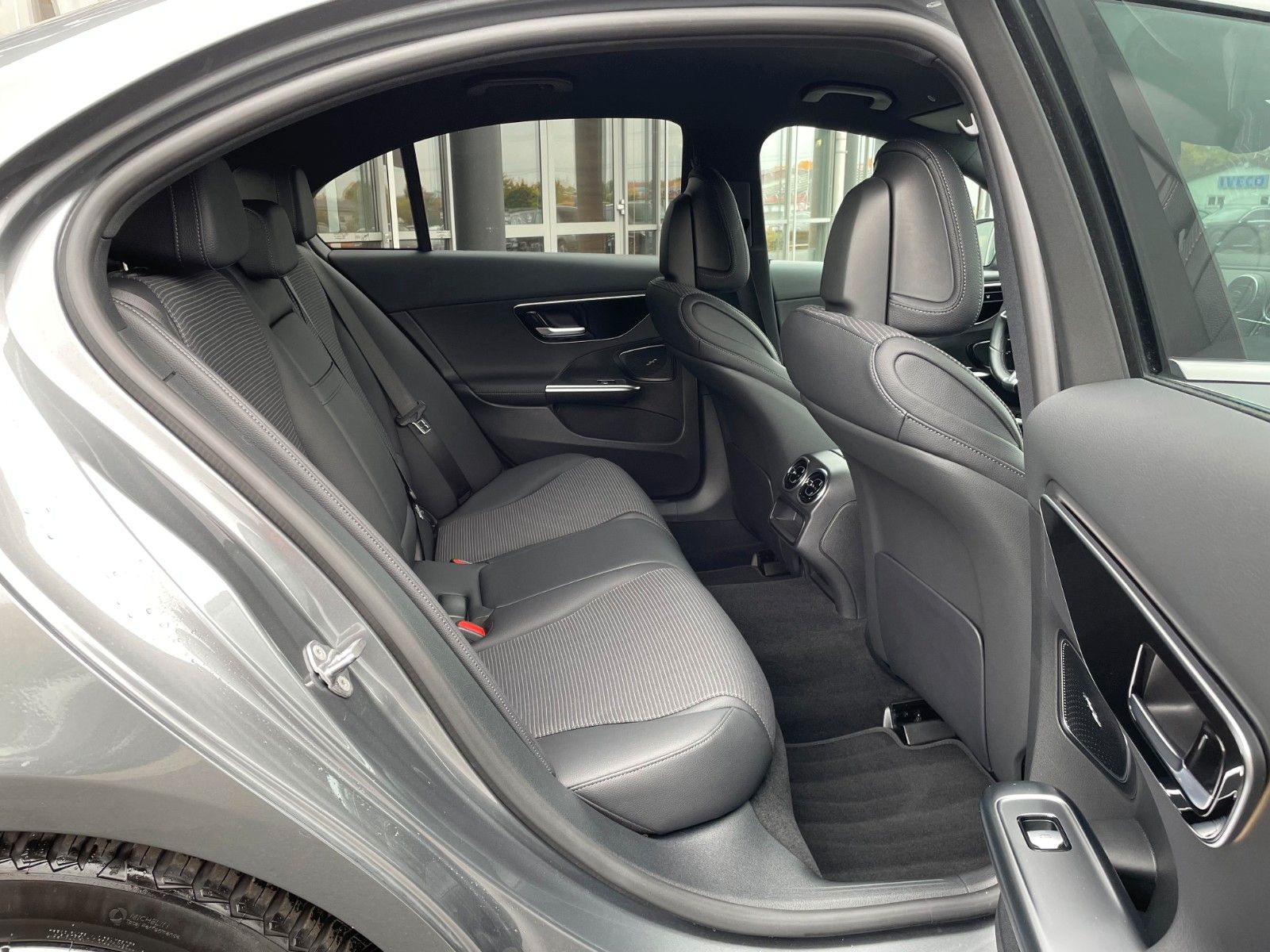 Fahrzeugabbildung Mercedes-Benz C 180 AVANTGARDE R-Kamera+AHK+TOTW+Ambiente