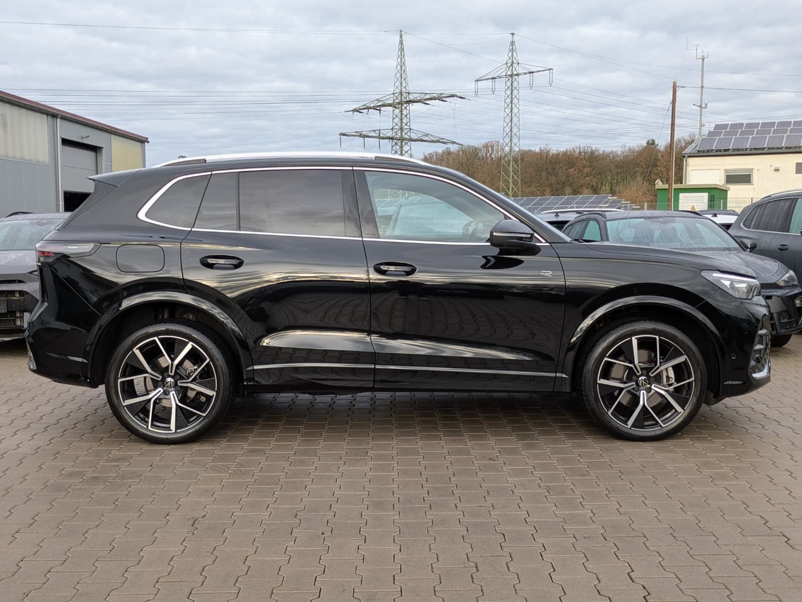 Fahrzeugabbildung Volkswagen Tiguan 2.0 TDI 4M R-Line PANO*H&K*AHK*MATRIX*20"