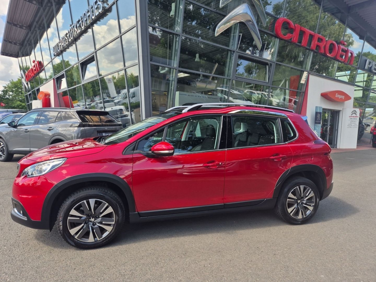 Fahrzeugabbildung Peugeot 2008 1.2 Allure PT 110 Panorama Navi CarPlay SHZ