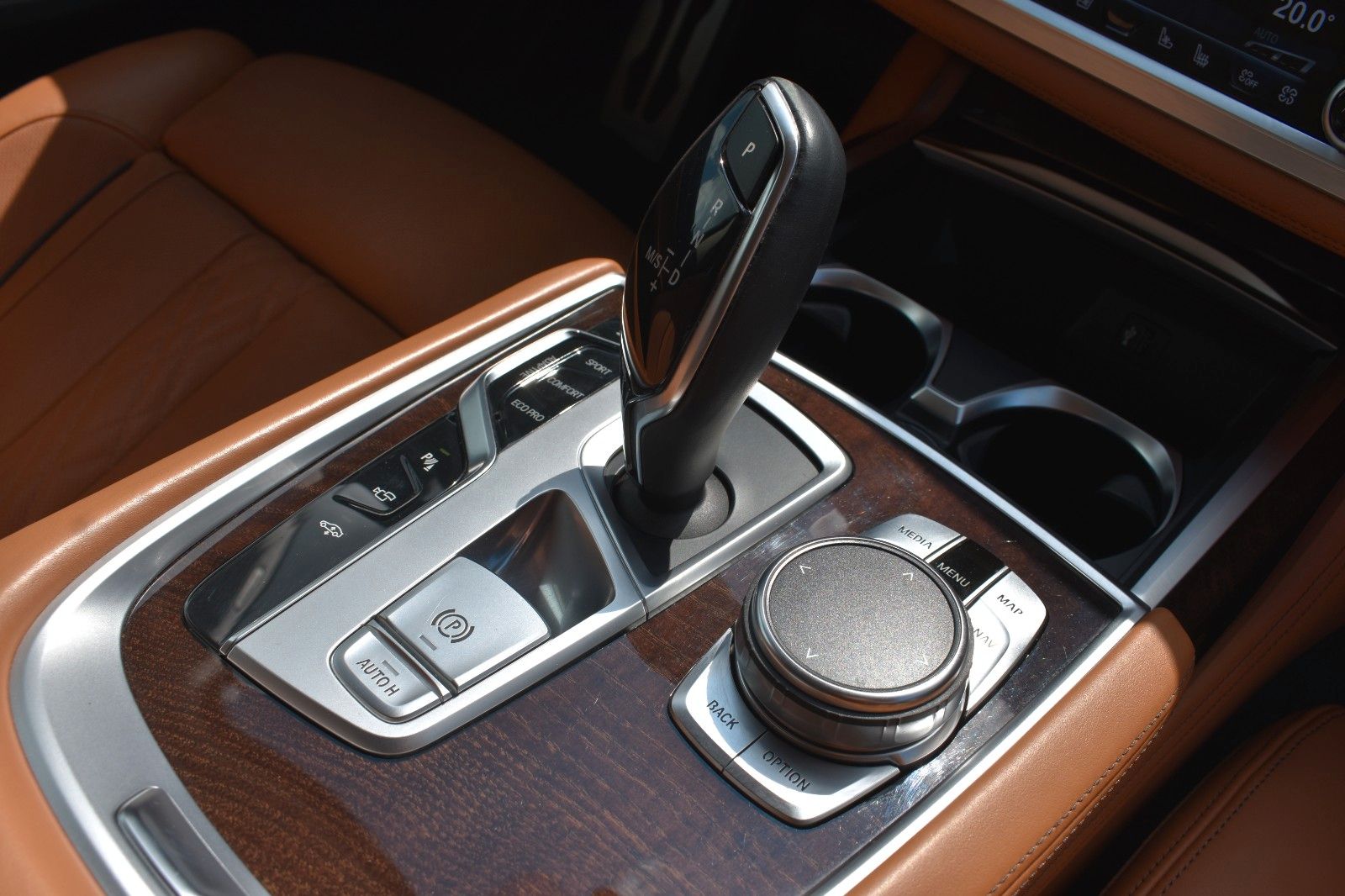 Fahrzeugabbildung BMW 750i xDrive M Sport Gestik Applecar H&K Garantie