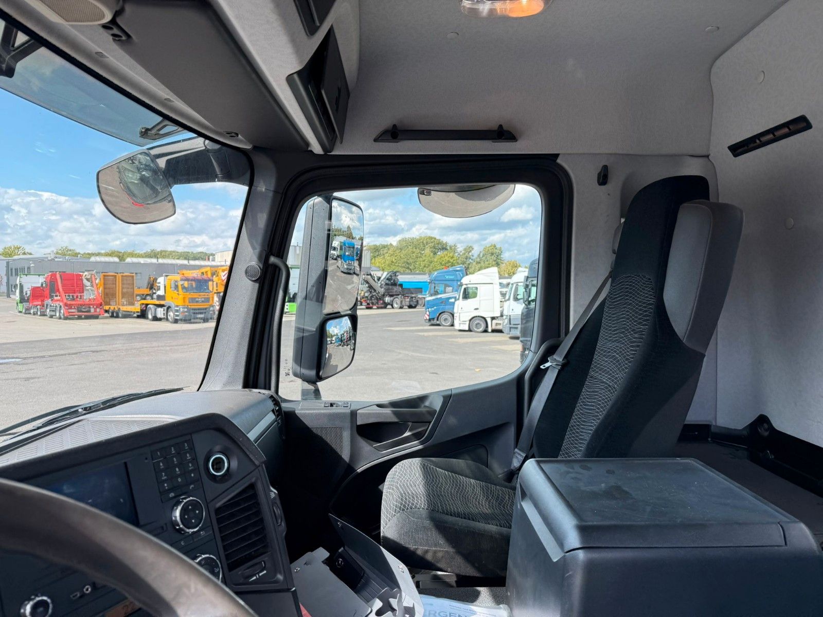 Fahrzeugabbildung Mercedes-Benz Arocs 4148 8x6 Gergen Abrollkipper