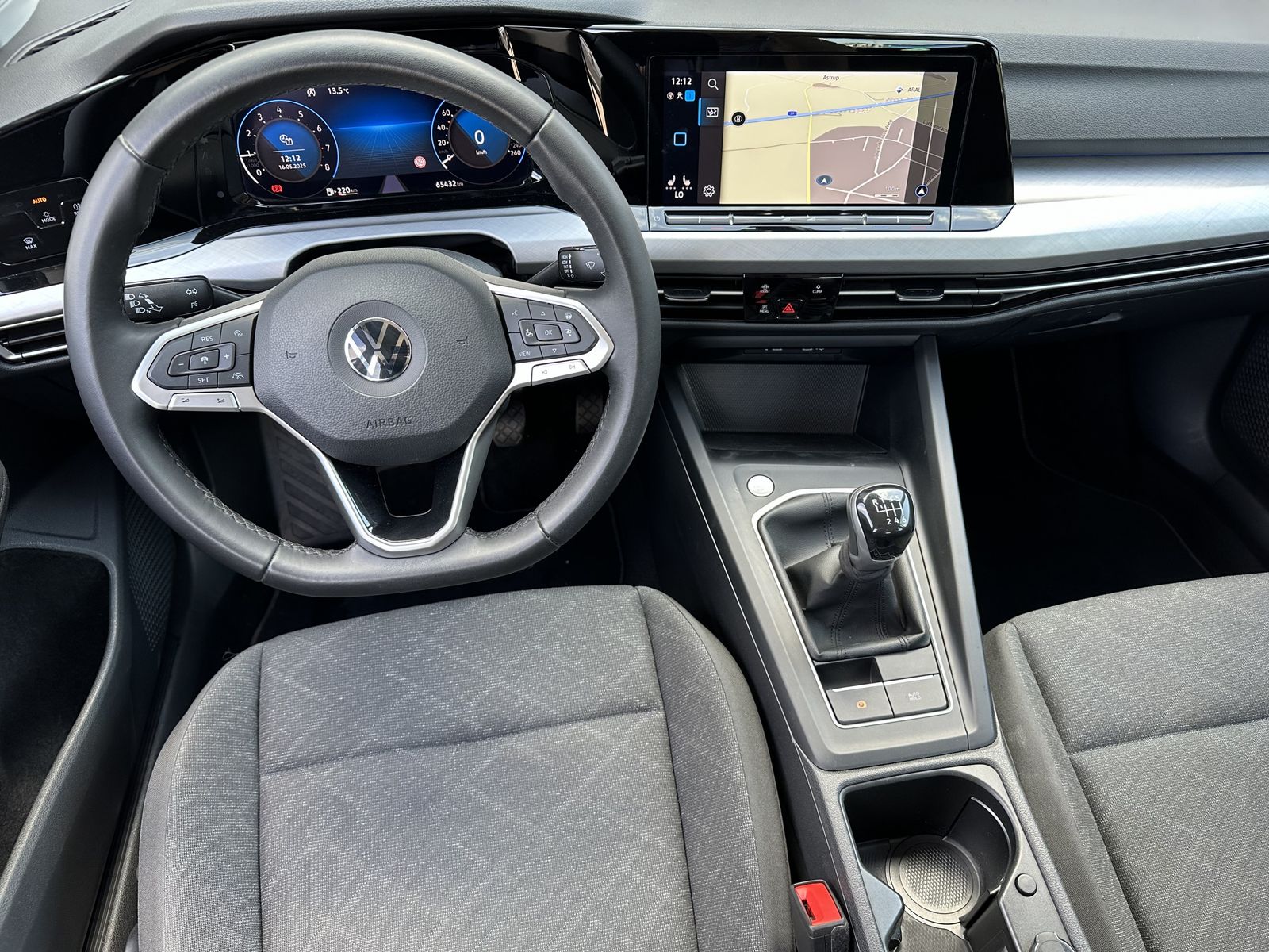 Fahrzeugabbildung Volkswagen Golf 1.5 TSI Life NAV+LED+ACC+CARPLAY+SPURH+EPH