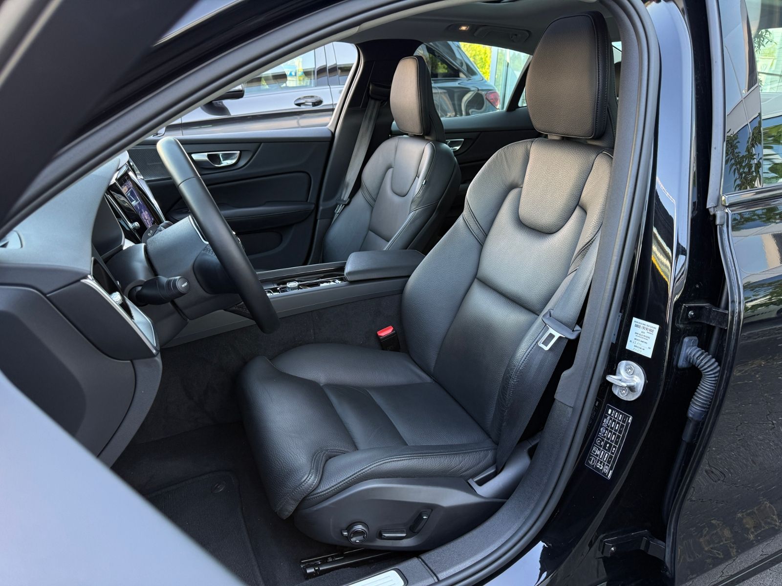 Fahrzeugabbildung Volvo S60 Lim. Plus Dark PANO H/K LED 20"