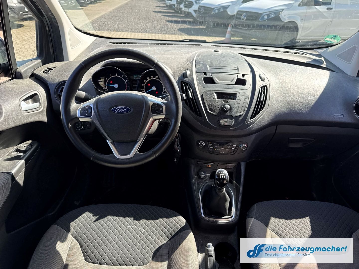 Fahrzeugabbildung Ford Tourneo Courier Titanium Mehrzonenklima *EXPORT