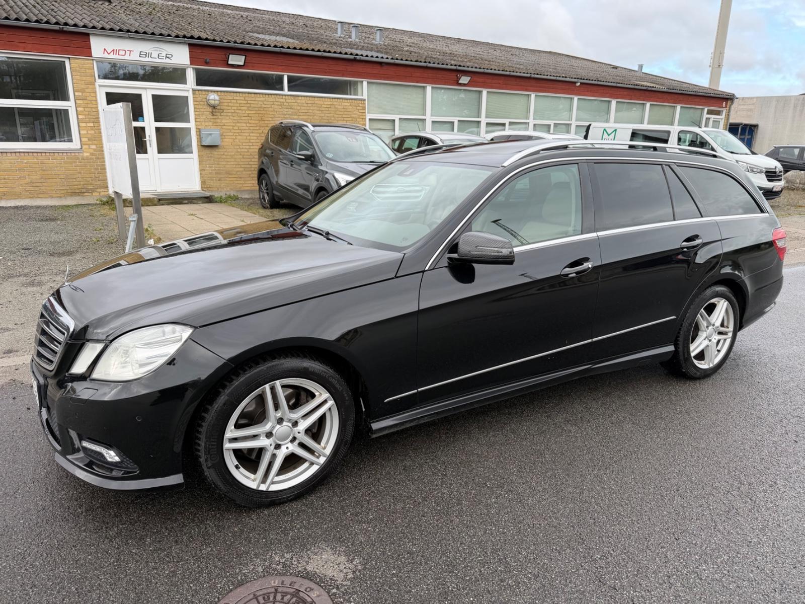 Mercedes-Benz E350 2011 — вигляд ззаду
