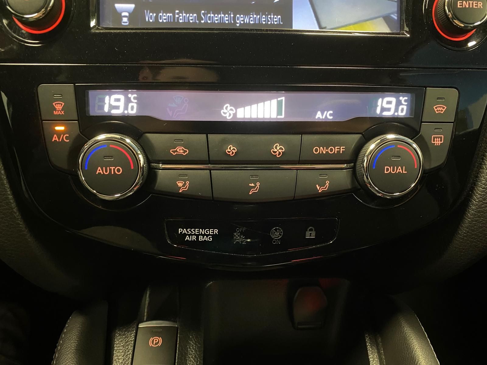 Fahrzeugabbildung Nissan Qashqai 1.2 ACENTA PANORAMA+360°KAMERA+NAVI+18"