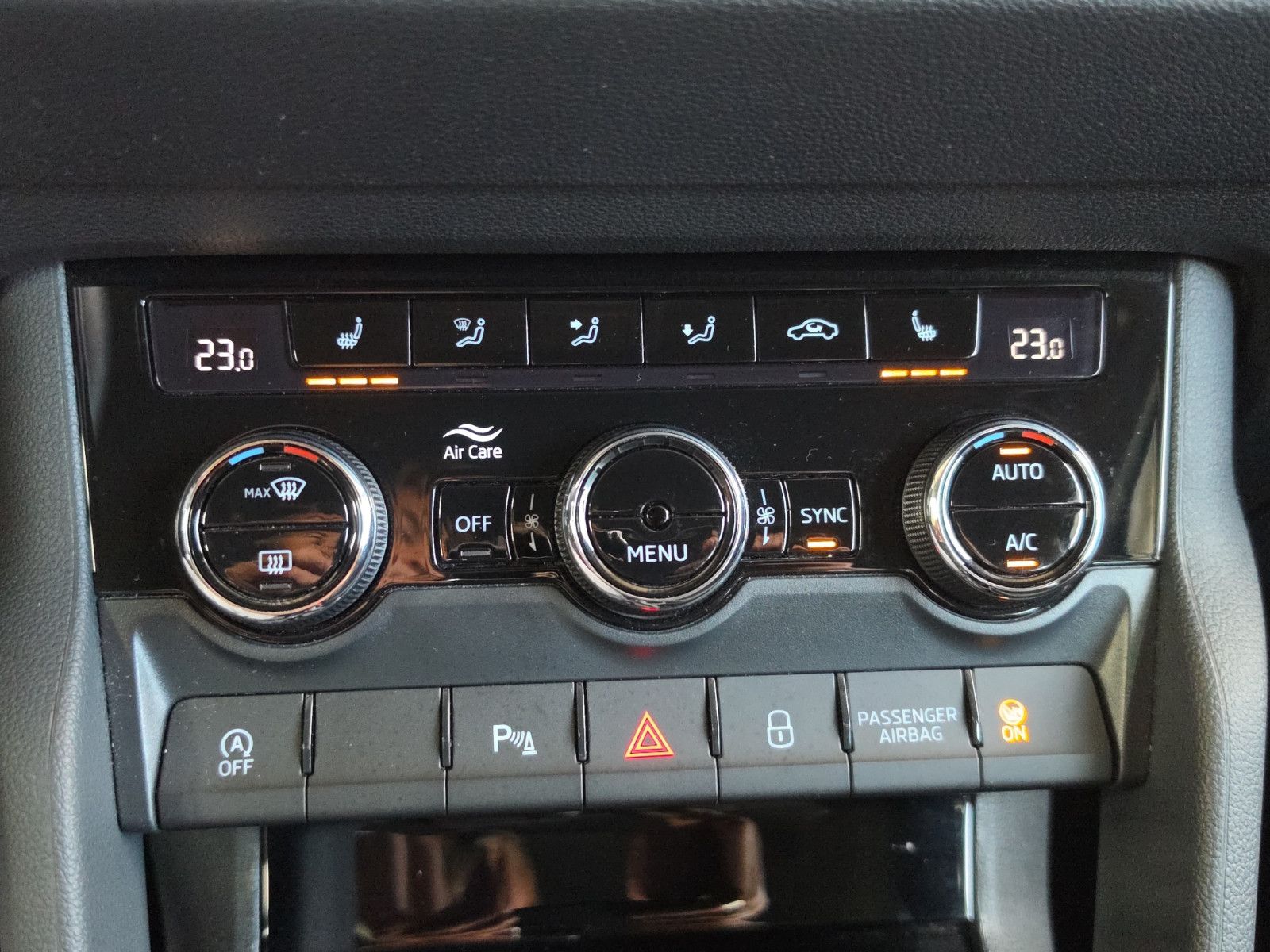 Fahrzeugabbildung SKODA Karoq Ambition Apple CarPlay