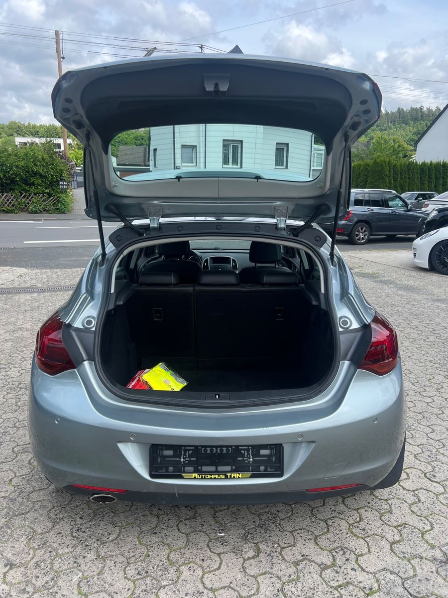 Fahrzeugabbildung Opel Astra J Lim. 5-trg. Innovation